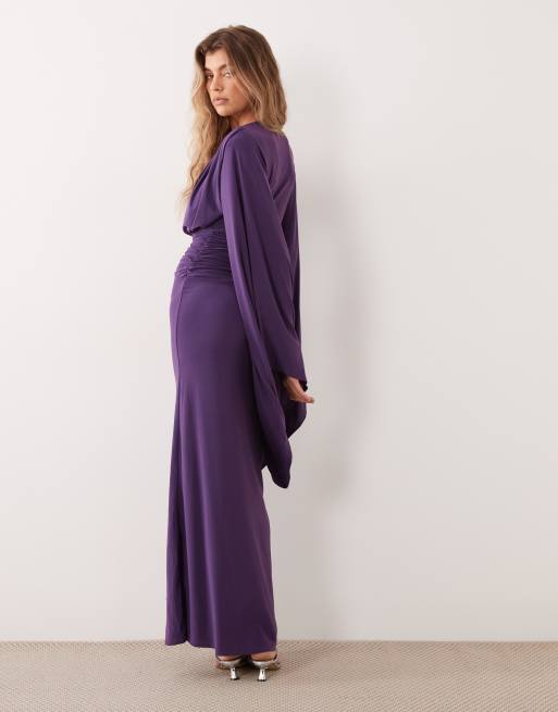ASOS DESIGN robe longue à manches chauve-souris en matière fluide avec décolleté plongeant violette, 3 de 4