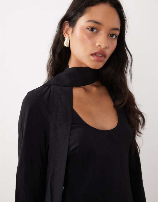 ASOS DESIGN robe longue à manches longues en tissu technique à encolure ronde avec écharpe noire, 2 de 4
