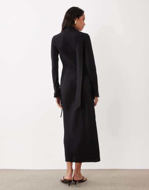 ASOS DESIGN robe longue à manches longues en tissu technique à encolure ronde avec écharpe noire, 4 de 4