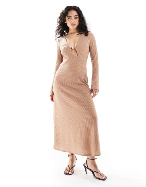 ASOS DESIGN - Robe longue à manches longues et décolleté plongeant avec perles - Camel