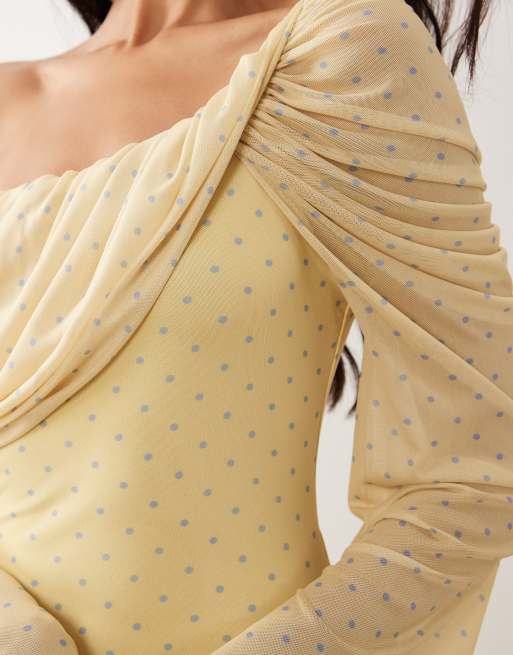ASOS DESIGN - Robe longue à pois avec manches longues et encolure drapée à épaules dénudées - Citron, 4 de 4