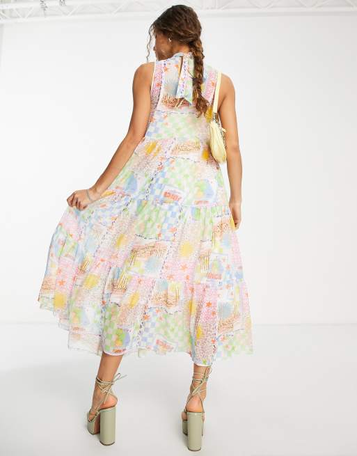 ASOS DESIGN - Robe longue à volants, col montant et imprimé carte postale de couleurs vives, 2 de 4