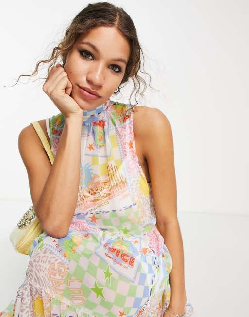 ASOS DESIGN - Robe longue à volants, col montant et imprimé carte postale de couleurs vives, 3 de 4