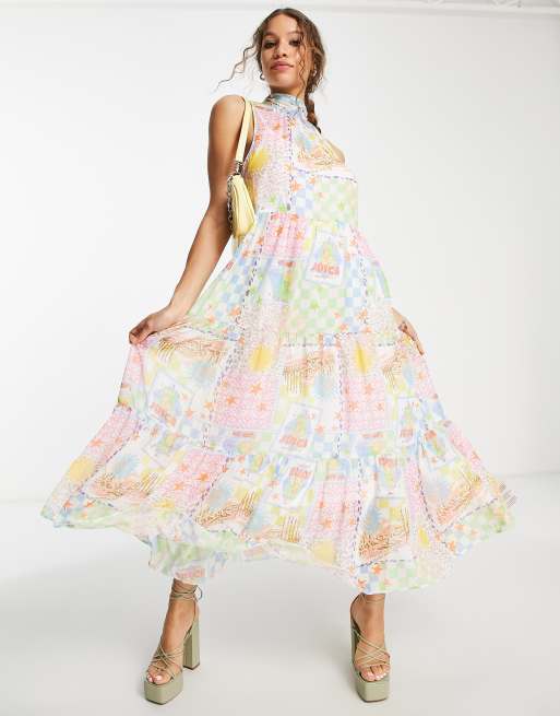 ASOS DESIGN - Robe longue à volants, col montant et imprimé carte postale de couleurs vives, 4 de 4