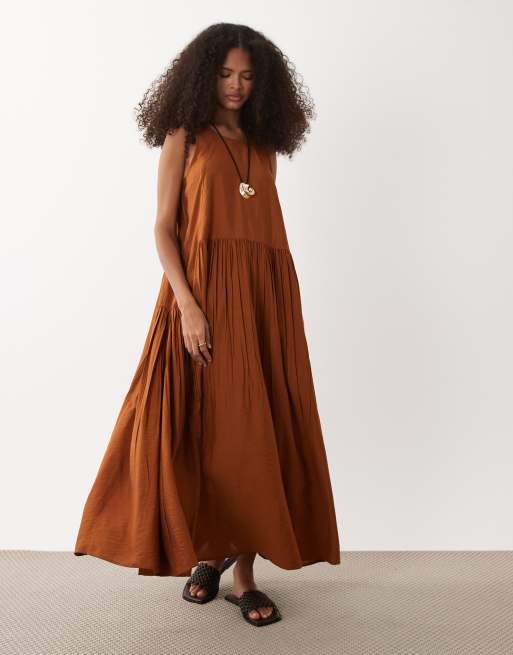 ASOS DESIGN - Robe longue à volants étagés et encolure dégagée en tissu technique