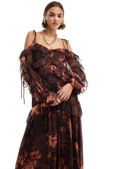ASOS DESIGN - Robe longue à volants étagés et épaules dénudées - Imprimé fleuri bordeaux