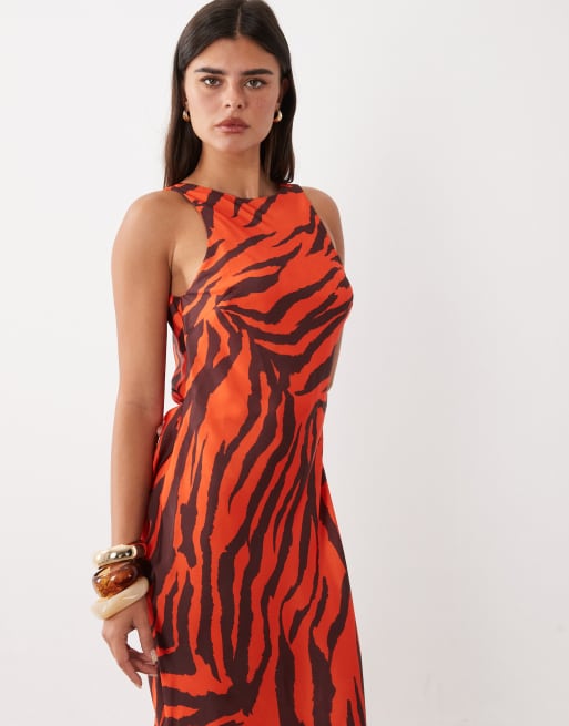 ASOS DESIGN robe longue asymétrique à corsage avec dos nu et imprimé tigre abstrait, 3 de 4