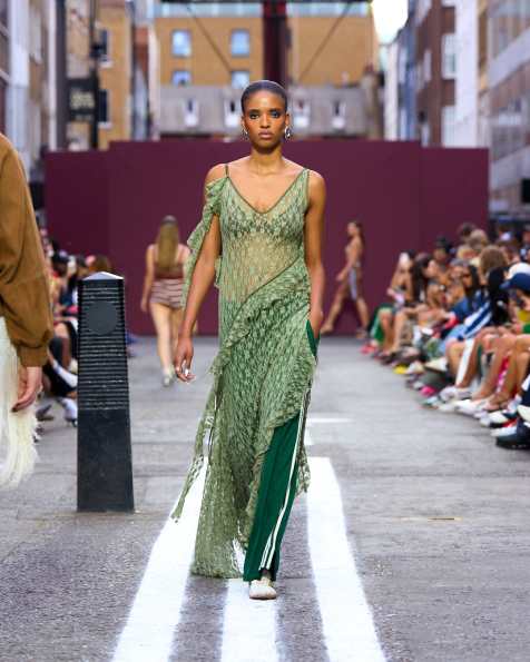 ASOS DESIGN - Robe longue asymétrique transparente en dentelle avec détails déchirés et coutures apparentes - Kaki - view 1