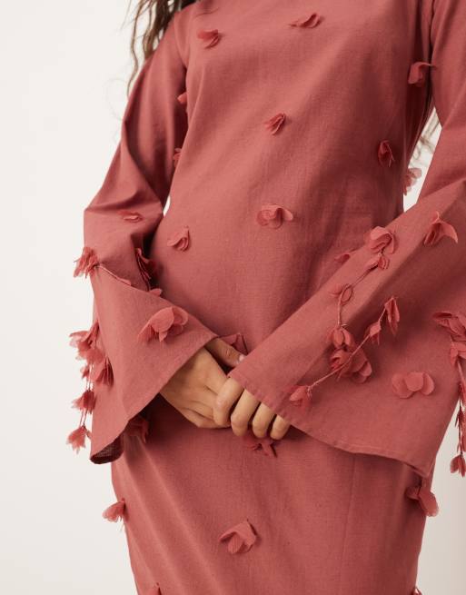 ASOS DESIGN - Robe longue avec manches évasées et fleurs dispersées - Rouge foncé, 2 de 4