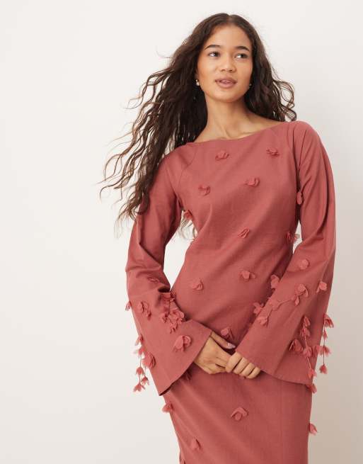ASOS DESIGN - Robe longue avec manches évasées et fleurs dispersées - Rouge foncé, 4 de 4