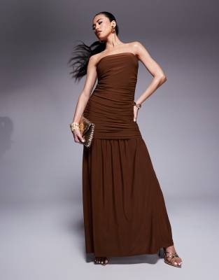 ASOS DESIGN - Robe longue bandeau froncée à taille basse - Chocolat-Rouge