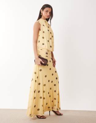 Robe longue blousante en tulle à pois avec jupe à taille basse froncée - Citron-Multicolore XS