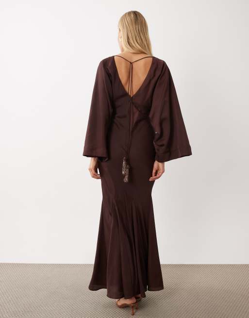 ASOS DESIGN robe longue cape à manches kimono avec godets et lien à pampilles couleur chocolat, 2 de 4