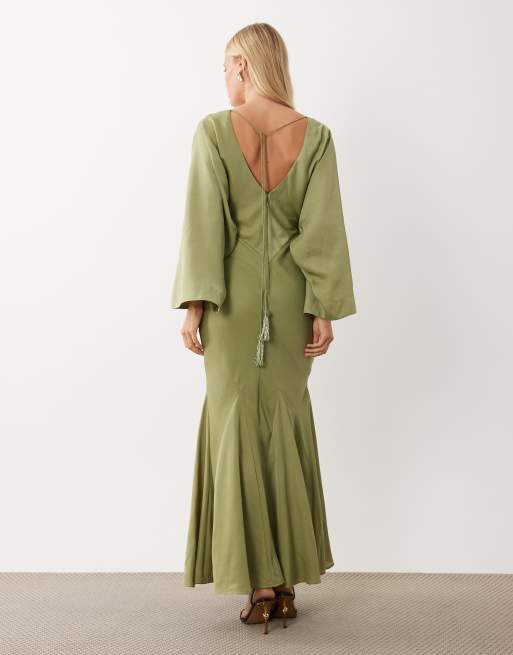 ASOS DESIGN robe longue cape à manches kimono avec godets et lien à pampilles en vert sauge, 2 de 4
