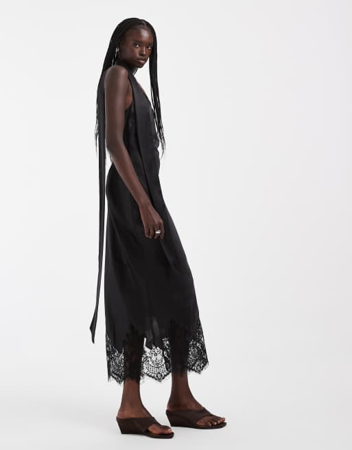 ASOS DESIGN robe longue colonne en satin à col rond avec ourlet en dentelle et écharpe noire, 2 de 4