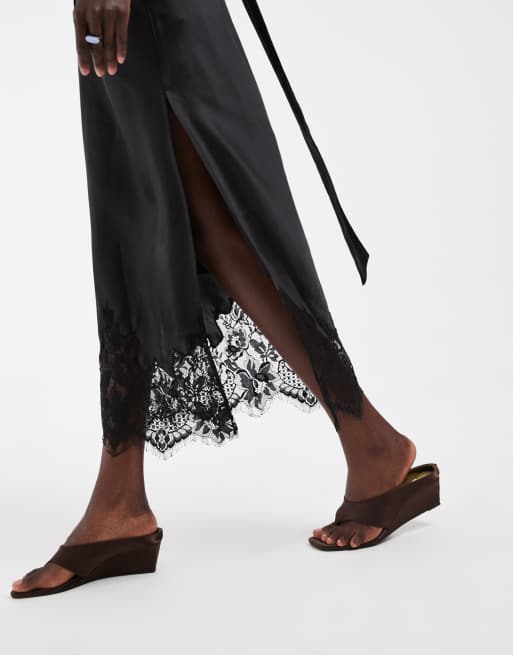 ASOS DESIGN robe longue colonne en satin à col rond avec ourlet en dentelle et écharpe noire, 3 de 4
