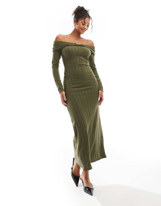 ASOS DESIGN - Robe longue côtelée en maille duveteuse à encolure rabattue avec détail métallique - Kaki