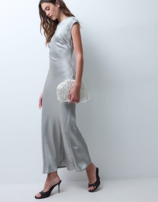 ASOS DESIGN robe longue coupe colonne en satin style nuisette à manches courtes, argentée, 2 de 4