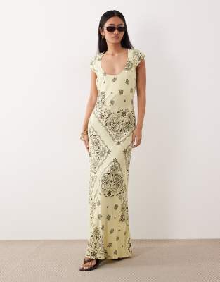 Robe longue coupée en biais à encolure dégagée et imprimé bandana - Jaune 42
