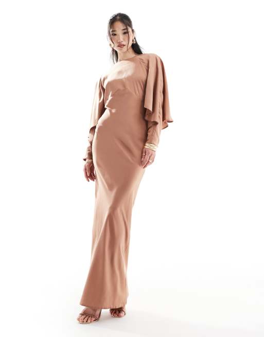 ASOS DESIGN - Robe longue coupée en biais en satin à superposition effet manches chauve-souris - Moka
