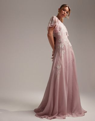 ASOS DESIGN - Robe longue de demoiselle d'honneur à manches ange avec appliqués fleuris - Rose