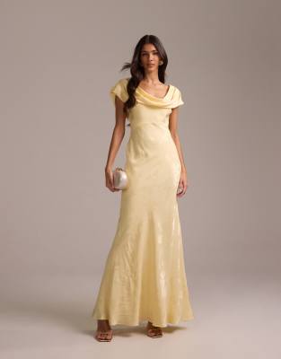 ASOS DESIGN - Robe longue de demoiselle d'honneur en jacquard à épaule tombante - Jaune pâle