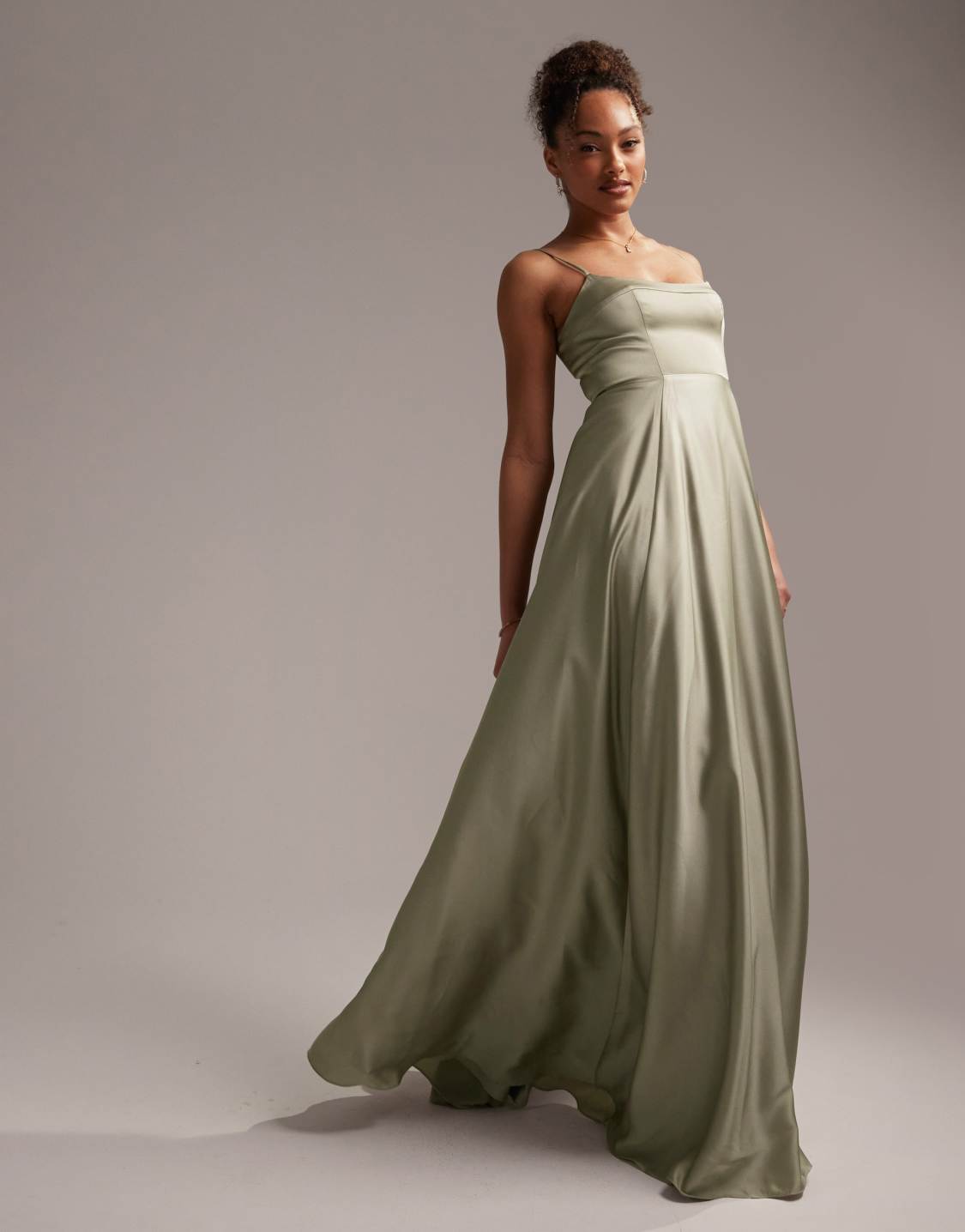 ASOS DESIGN Robe longue de demoiselle d honneur en satin avec bretelles fines et jupe evasee Vert sauge The Wedding Explorer