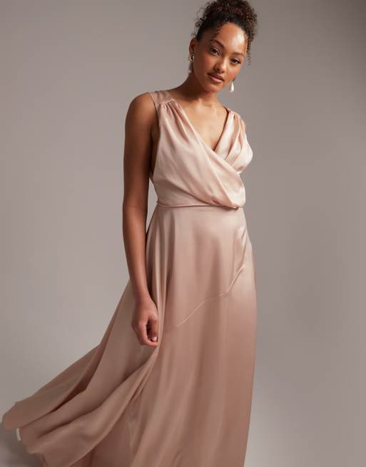 ASOS DESIGN Robe longue de demoiselle d honneur en satin avec corsage effet croise Blush