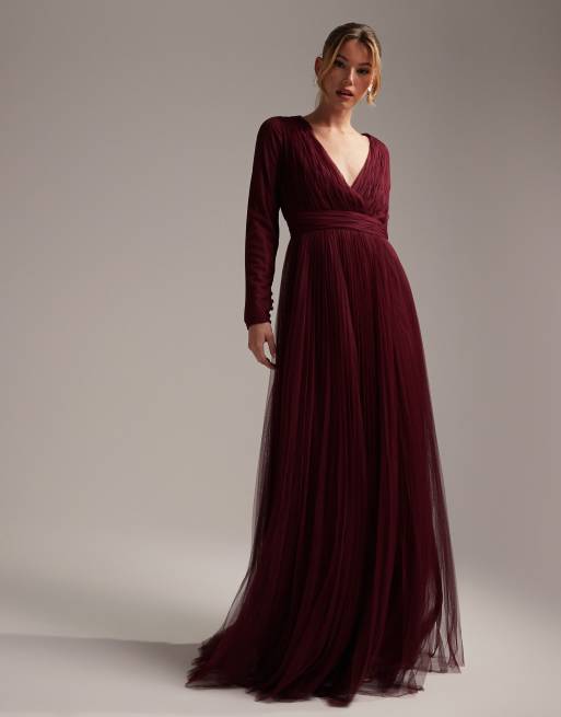 ASOS DESIGN Robe longue de demoiselle d honneur en tulle fronc avec manches longues et jupe pliss e Bordeaux