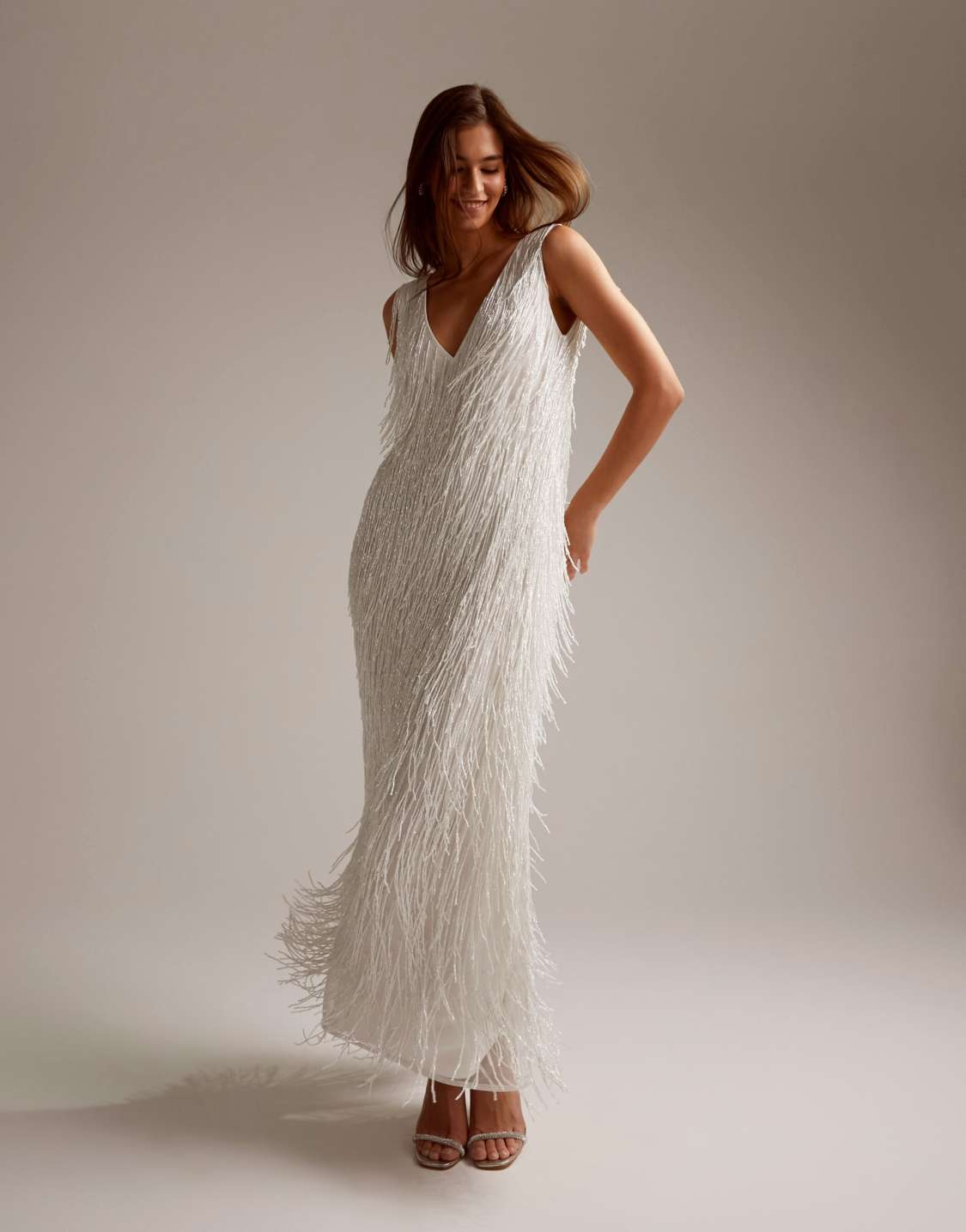 ASOS DESIGN – Robe longue de mariée sans manches ornée de franges avec perles et à décolleté plongeant – Ivoire Robes de mariée The Wedding Explorer