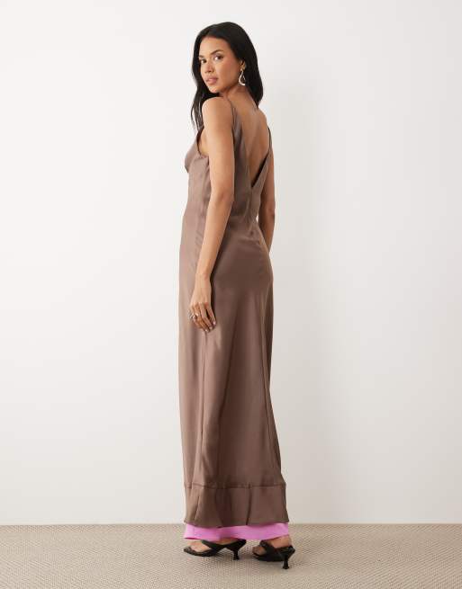 ASOS DESIGN - Robe longue double épaisseur en satin avec col V - Moka et rose, 4 de 4
