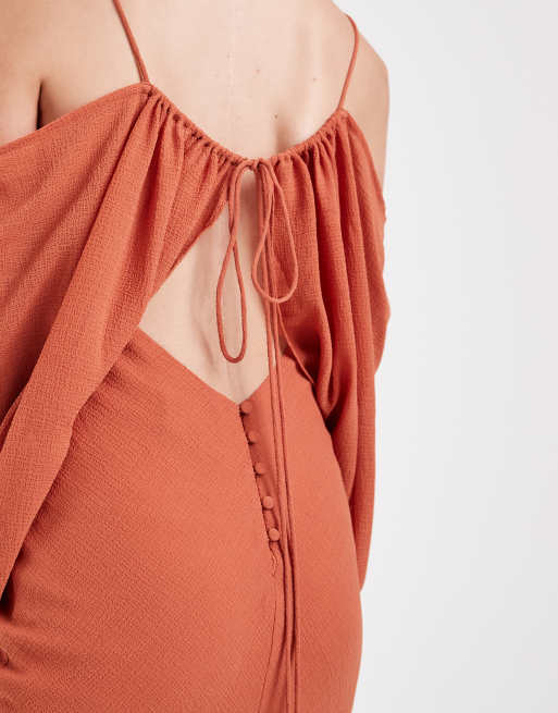 ASOS DESIGN robe longue drapée à manches blouson drapées et lien à pompon couleur rouille, 2 de 4