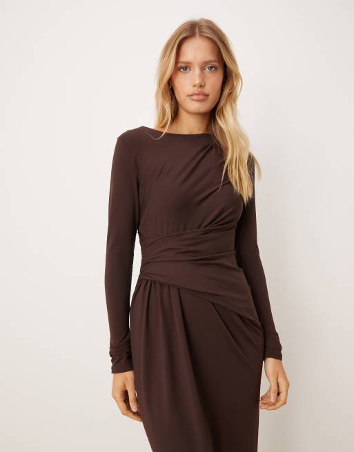 ASOS DESIGN - Robe longue drapée à manches longues en tissu doux - Chocolat, 2 de 4