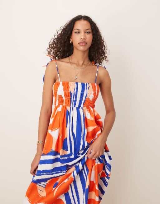 ASOS DESIGN - Robe longue en coton satiné avec buste froncé - Imprimé abstrait rouge et bleu, 3 de 4