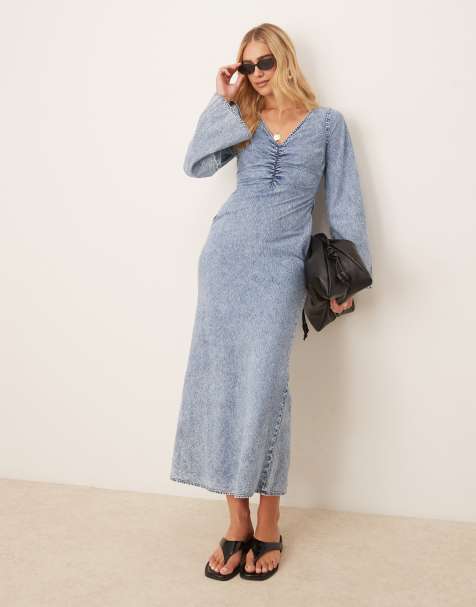 ASOS DESIGN - RObe longue en jean à col en V, manches longues et buste froncé - Bleu délavé - view 1