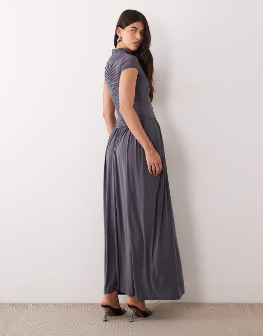ASOS DESIGN robe longue en matière fluide avec fronces devant et jupe ample, gris charbon, 4 de 4