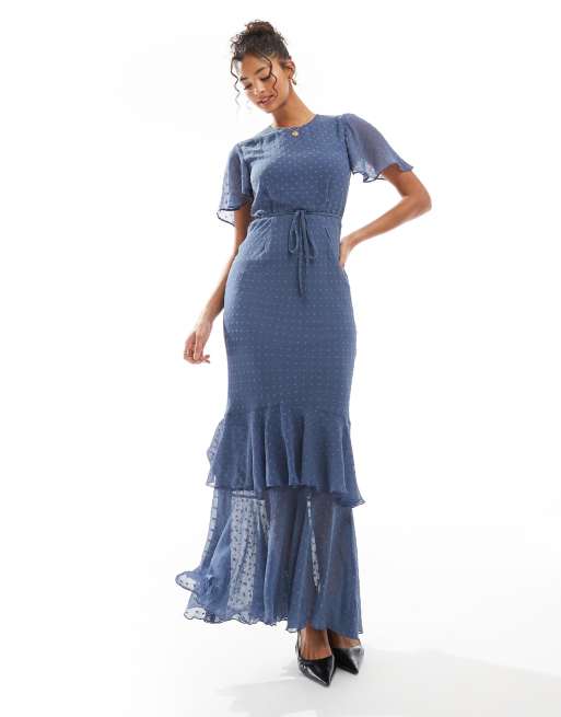 ASOS DESIGN - Robe longue en plumetis à volants étagés et manches ange - Bleu délavé