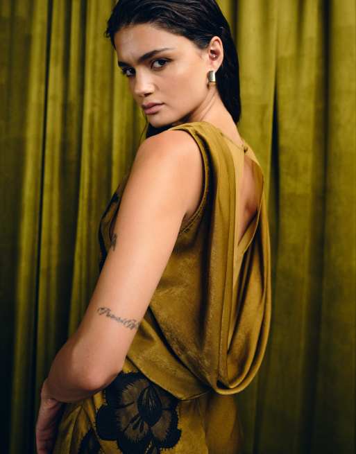 ASOS DESIGN - Robe longue en satin à appliqués en dentelle, dos drapé et ourlet à godets - Cannelle, 3 de 4