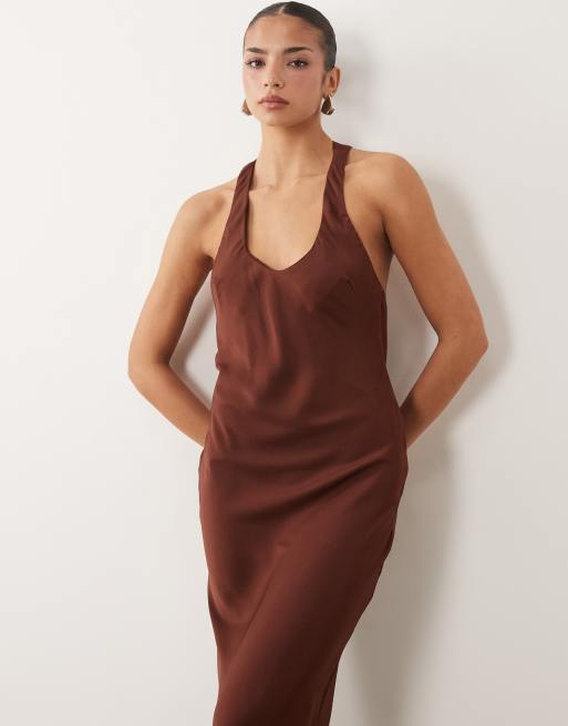 ASOS DESIGN - Robe longue en satin à encolure dégagée et lien noué au dos - Marron, 4 de 4
