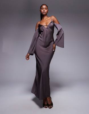 Robe longue en satin à épaules dénudées avec manches longues et lanières fines - Moka-Brown 38
