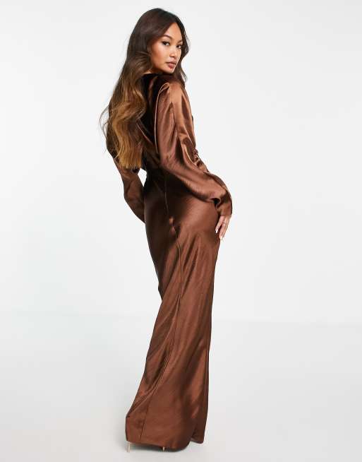 ASOS DESIGN - Robe longue en satin à manches chauve-souris coupée en biais - Chocolat, 2 de 4