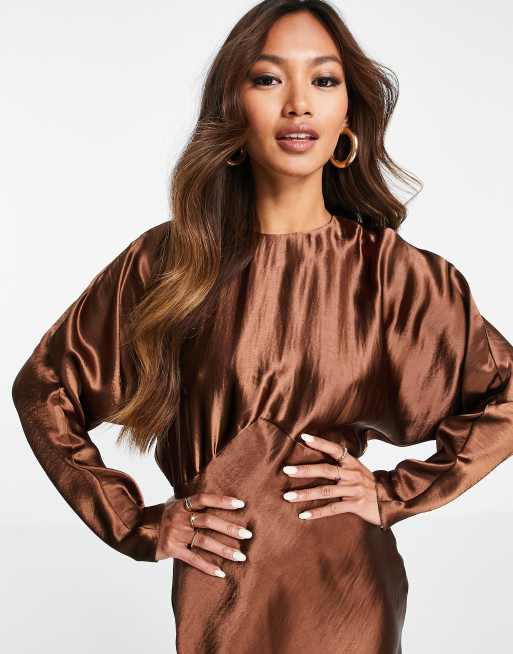 ASOS DESIGN - Robe longue en satin à manches chauve-souris coupée en biais - Chocolat, 3 de 4