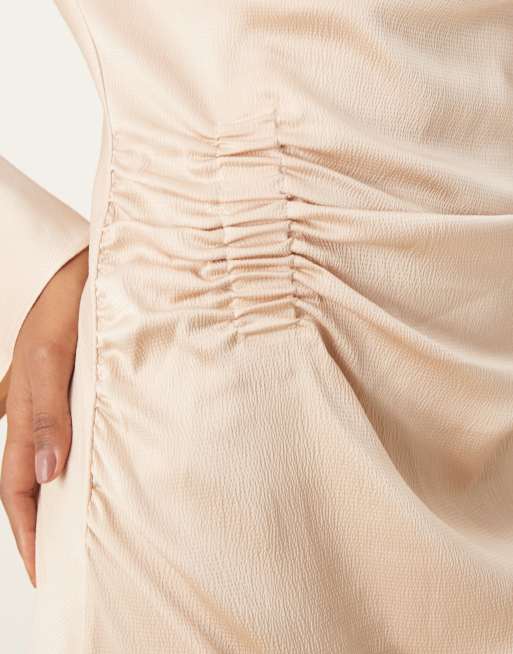 ASOS DESIGN - Robe longue en satin à manches longues et patte froncée - Huître, 4 de 4