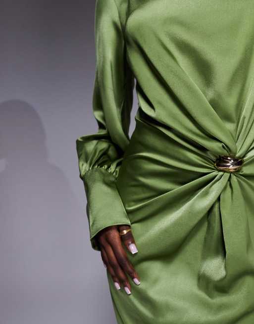 ASOS DESIGN - Robe longue en satin coupée en biais et torsadée devant avec détail doré - Vert olive, 2 de 4