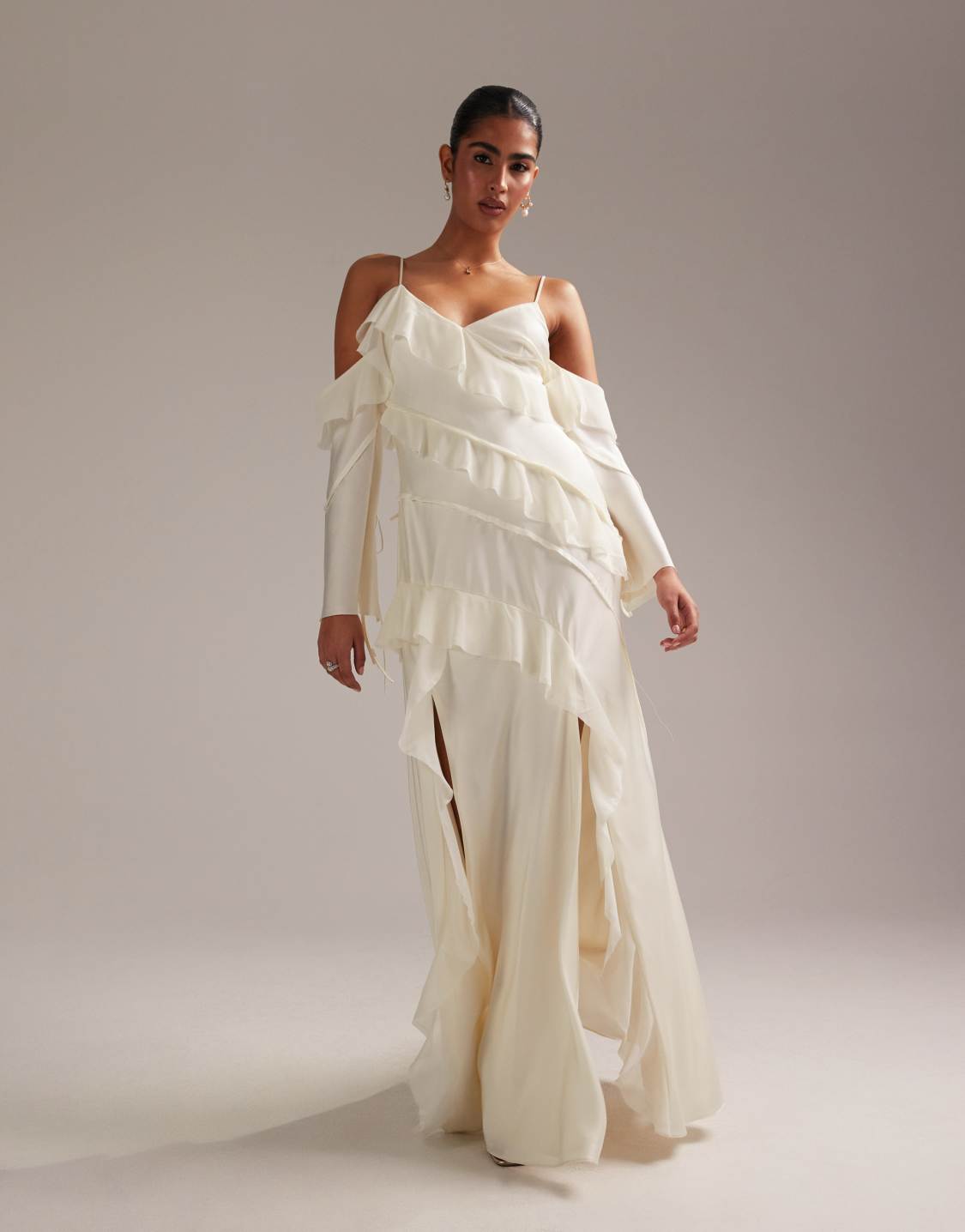 ASOS DESIGN – Robe longue en satin et mousseline avec volants et épaules nues – Ivoire Robes de mariée The Wedding Explorer