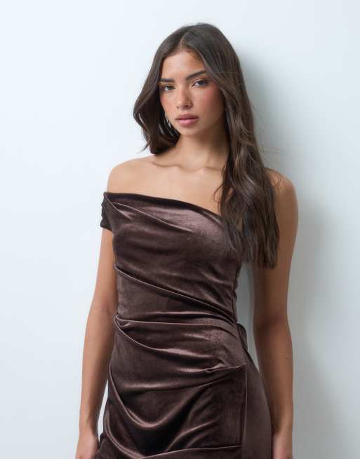 ASOS DESIGN robe longue en velours à épaules dénudées avec traîne, marron chocolat, 4 de 5