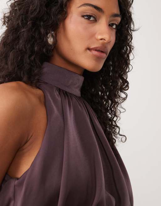 ASOS DESIGN - Robe longue et bouffante dos nageur en satin - Marron chocolat, 3 de 4