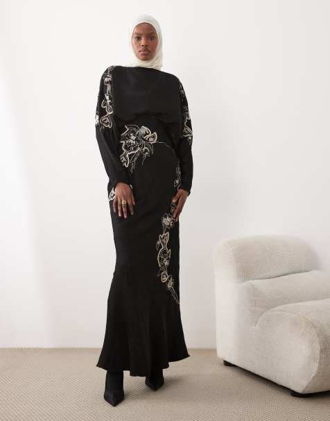 ASOS DESIGN - Robe longue et bouffante en satin à manches chauve-souris avec appliqués en dentelle et broderies fleuries - Noir - view 1