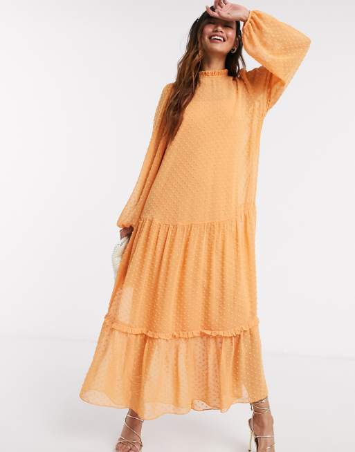 ASOS DESIGN - Robe longue étagée à col montant motif plumetis - Moutarde