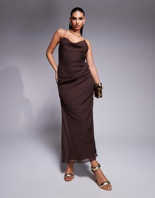 ASOS DESIGN - Robe longue fendue à encolure asymétrique et jupe drapée - Chocolat-Marron